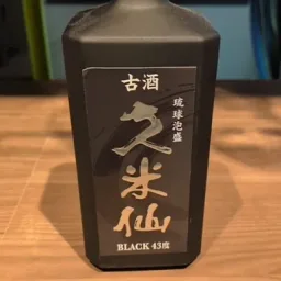 琉球泡盛 久米仙(古酒) BLACK43度の写真